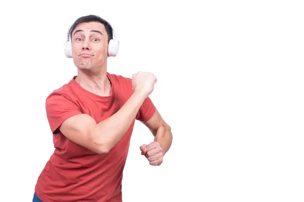 Rozkošný chlap ve sluchátkách tančí ve studiu — Stock fotografie
