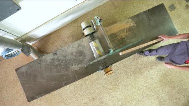 Atölyedeki marangoz planlamacıda çalışan yüzü olmayan adam.