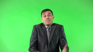Vazgeçen takım elbiseli adam, bir şeyin çözümü olmadığını düşünüyor..