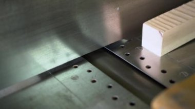 Kimliği belirsiz usta marangozluk sektöründe ahşap işçiliği yapıyor.