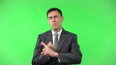 Takım elbiseli dalgın adam stüdyoda sayıyor.