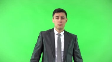 İyi giyimli, takım elbiseli, yumruklarını kaldıran ve kaslarını gösteren adam.