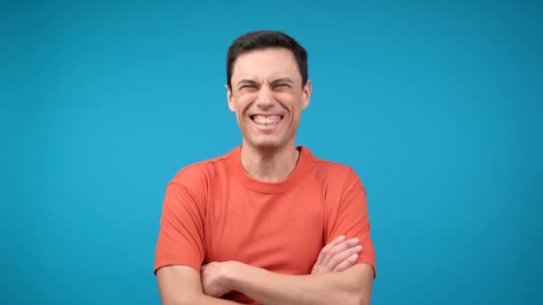 Confident man with crossed arms looking at camera — Stock Video