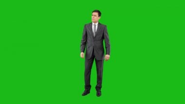 Kamerayı işaret eden ciddi bir adam. Krom anahtar