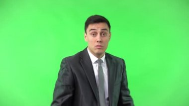 Heyecanlı yakışıklı adam konuşuyor Şok edici gizli haberler