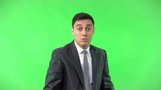 Nadšený pohledný muž mluví šokující tajné zprávy — Stock video