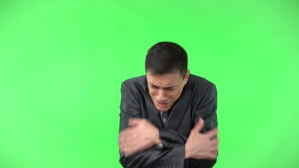 Frierender Mann in offizieller Kleidung umarmt sich — Stockvideo