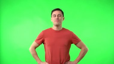 Adam stüdyoda el hareketi yapıyor.