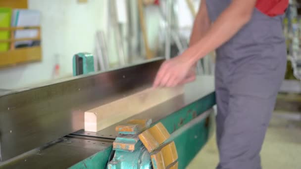 Неузнаваемый плотник обрезает деревянную доску в мастерской — стоковое видео