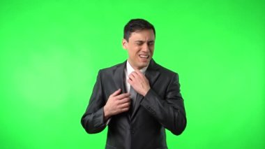 Stresli ve umutsuz girişimci bağı gevşetmeye çalışıyor.