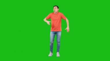 Mutsuz ve ağzı açık bir adam başarısız olduktan sonra alnına dokundu.