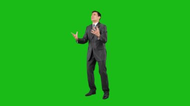 Takım elbiseli bir işadamı stüdyoda bağırıyor. Krom anahtar