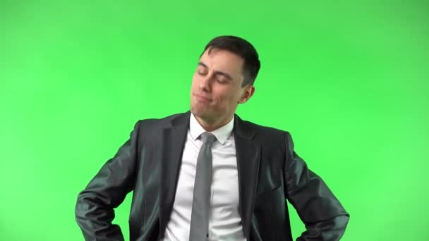 Mluvící muž v obleku zakrývající ústa rukou — Stock video