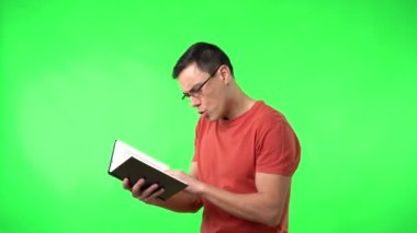 Gözlüklü adam ilginç bir kitap okuyor.