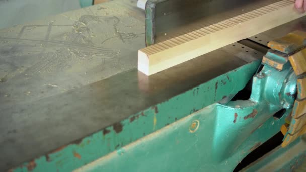 Анонимный столярщик, работающий в деревообрабатывающей мастерской — стоковое видео