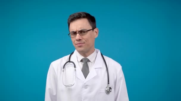 Доктор вимагає відповідальності від суспільства на блакитному фоні — стокове відео