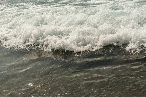 Schwarz-weiß von schäumendem Meerwasser mit Welle — Stockfoto