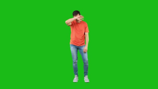 Exhausted man looking at camera. Green background — ストック動画