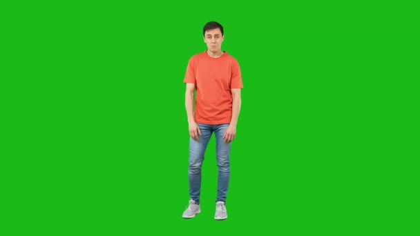 Afraid man evading from danger. Green background — Stock Video