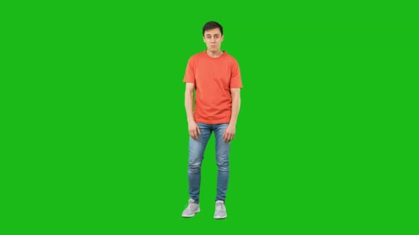 Afraid man evading from danger. Green background — Vídeo de Stock