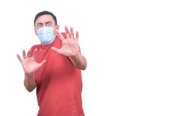 Scared man in medical mask with outstretched arms — Stock fotografie