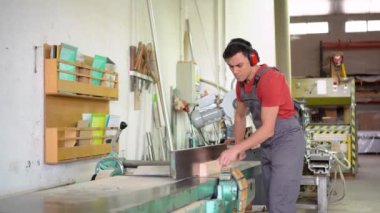 Marangoz, profesyonel atölyede tahta buduyor.