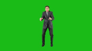 Takımının zaferini kutlayan heyecanlı bir adam. Krom anahtar