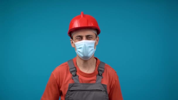 Male contractor gesturing thumb up during pandemic — Stock Video