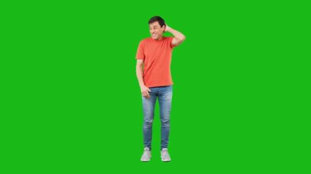Shy man in light studio. Green background — Stock video