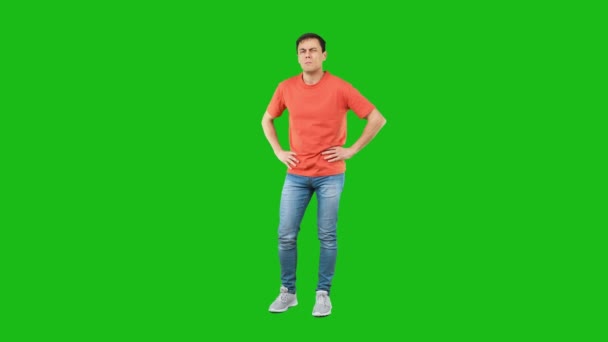 Serious man watching over against chroma key — Video Stock