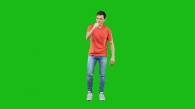 Başarılı bir adam yumruğunu sıkıp kameraya bakıyor.