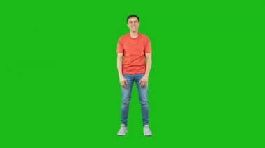 Kameraya sarılmaya çalışan heyecanlı bir adam. Yeşil arkaplan