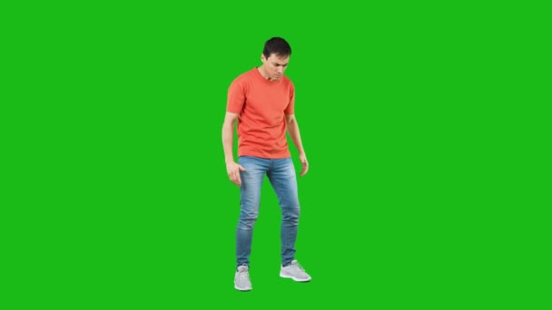 Self assured man looking at camera. Green background — ストック動画