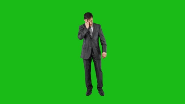 Mannen i kostym lider av huvudvärk. Kromnyckel — Stockvideo