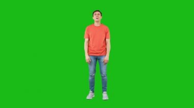 Kafası karışmış bir adam yukarı bakıyor ve düşünüyor. Yeşil arkaplan