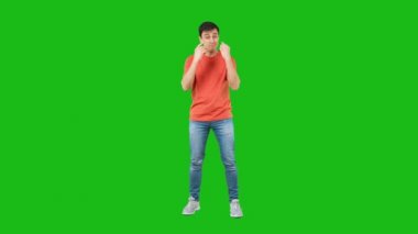 Kendinden emin erkek para hareketi yapıyor. Yeşil arkaplan