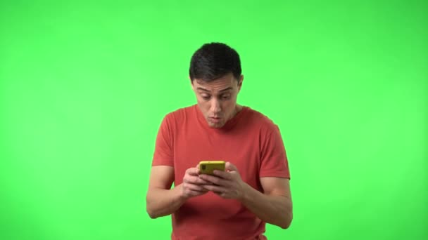 Захоплений чоловік читає святкування повідомлення на смартфоні і кричить — стокове відео