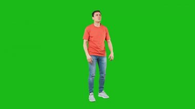 Mesafeye bakan endişeli bir erkek. Yeşil arkaplan