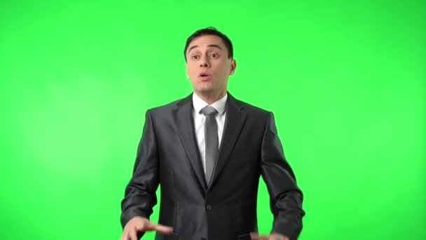 Boss interrupting man in formal suit in studio — Vídeos de Stock