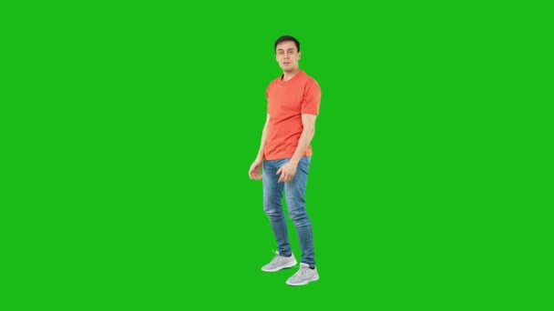 Aggressive man punching camera with fist. Green background — Stockvideo