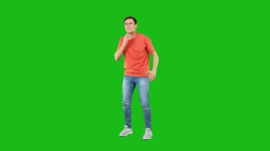 Kötü erkek ellerini ovuyor ve başka tarafa bakıyor.