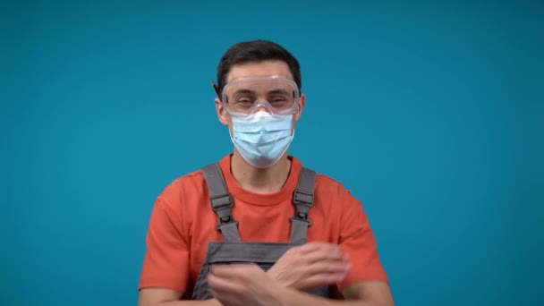Carpinteiro confiante na máscara facial durante a pandemia — Vídeo de Stock