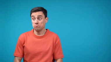 Şaşırmış erkek alnına dokunuyor ve işaret ediyor.