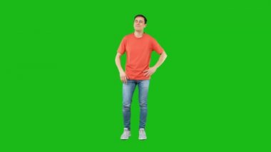 Akıllı adam alnına dokunuyor ve kameraya bakıyor.