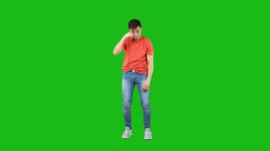 Uykucu adam uyuduktan sonra gözlerini ovalıyor. Yeşil arkaplan