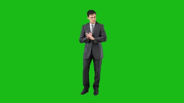 Businessman counting on fingers in studio. Chroma key — Vídeos de Stock