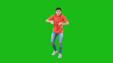 Şaşırmış bir adam gözleri açık çığlıklar atıyor.