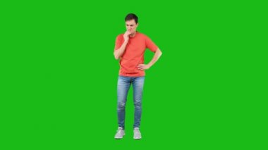 Krom anahtara karşı düşünceli ve şüpheci bir adam.