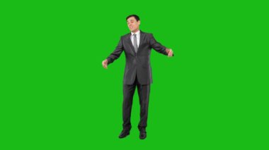 Stüdyoda omuz silken istifa etmiş bir erkek işçi.