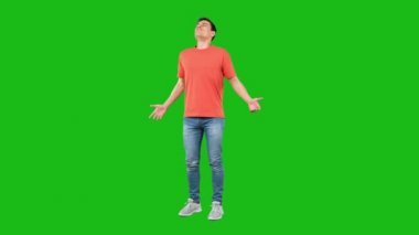 Mutlu adam gözlerini zevkten kapar, saf havayı içine çeker.